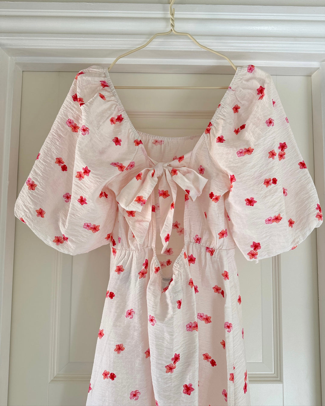 Vero Moda kjole odette 2/4 short cloud dancer/hibiscus