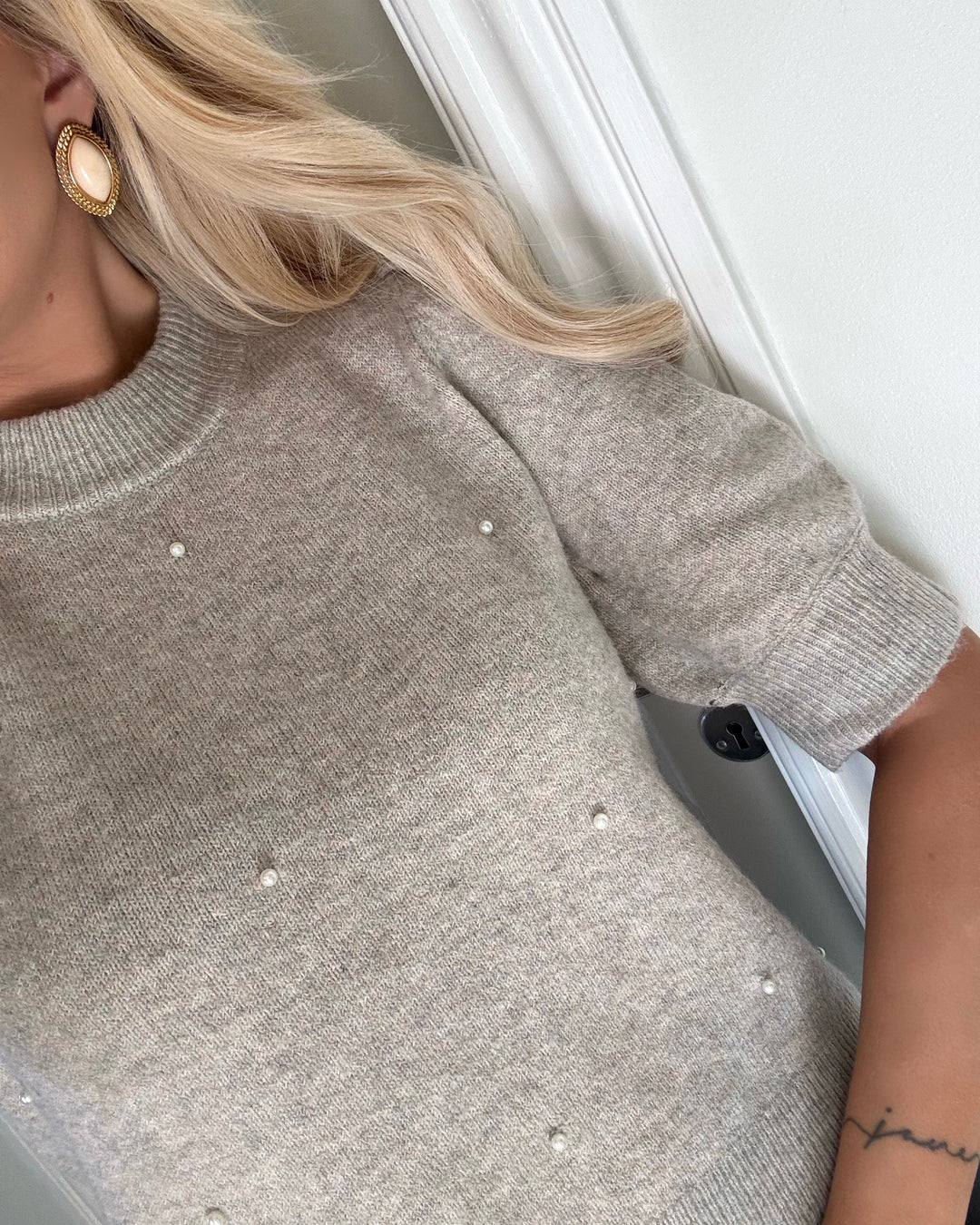 JDY striktrøje rue life 2/4 pearl knt chateau gray/melange white pearls