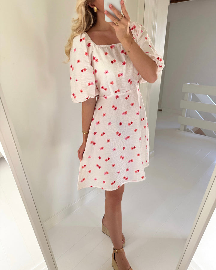 Vero Moda kjole odette 2/4 short cloud dancer/hibiscus