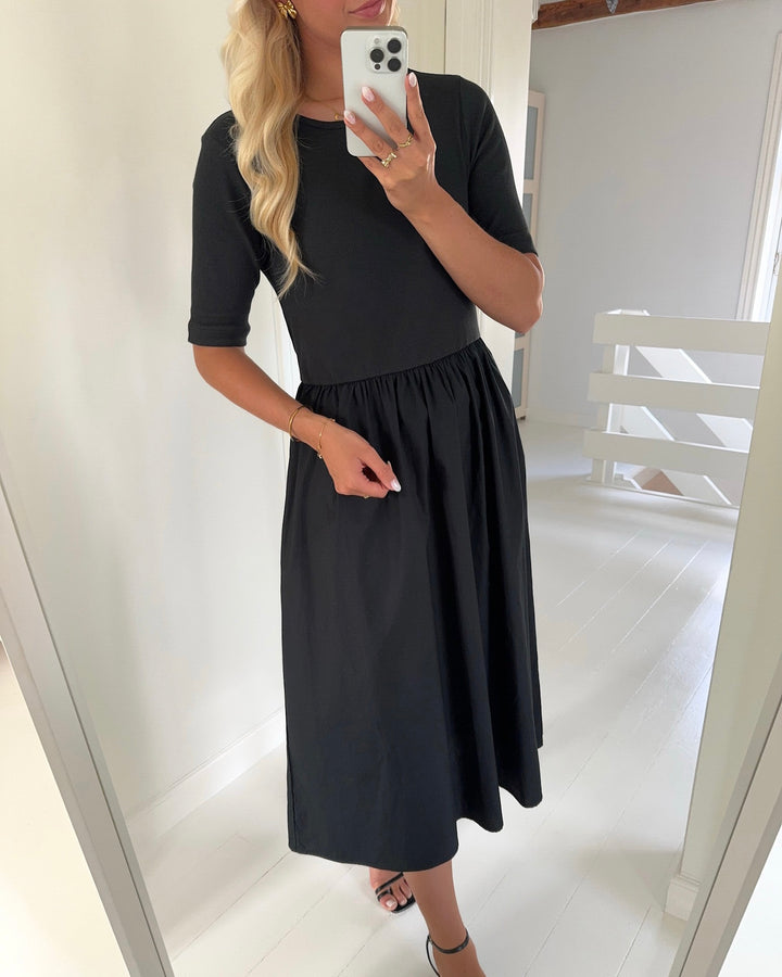 Pieces kjole tonya ss midi wvn black