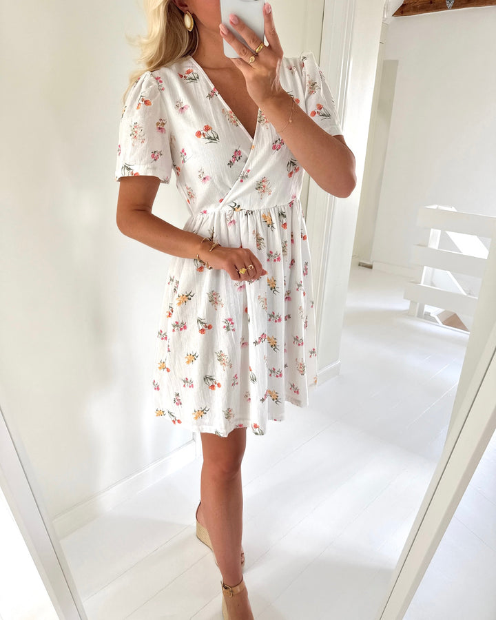 Pieces kjole emma ss short bright white/flower