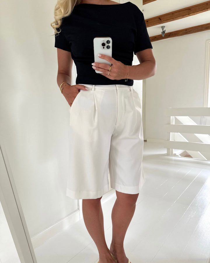 Aware by Vero Moda shorts hw knee sugar swizzle