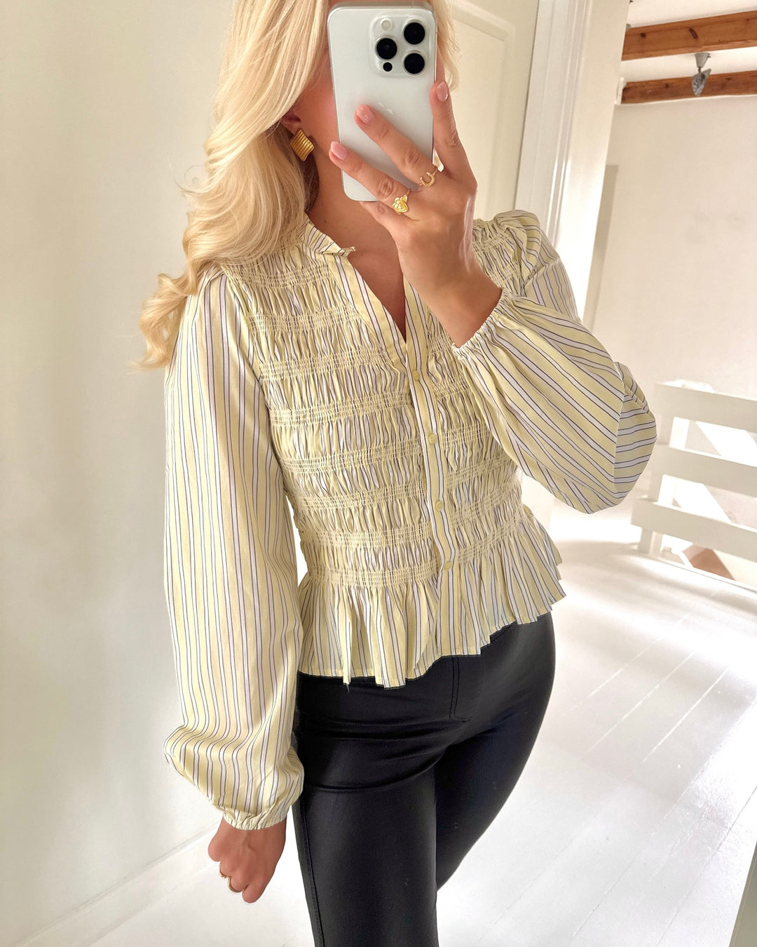 Vero Moda bluse emery ls v-neck smock pale banana navy blazer
