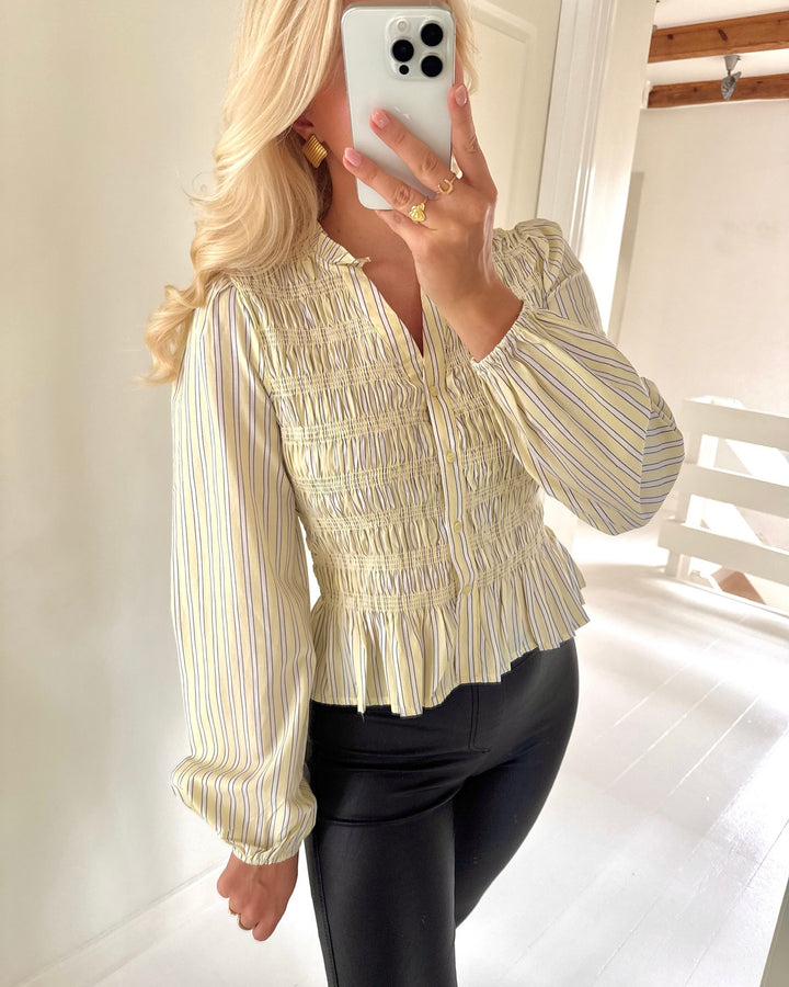 Vero Moda bluse emery ls v-neck smock pale banana navy blazer