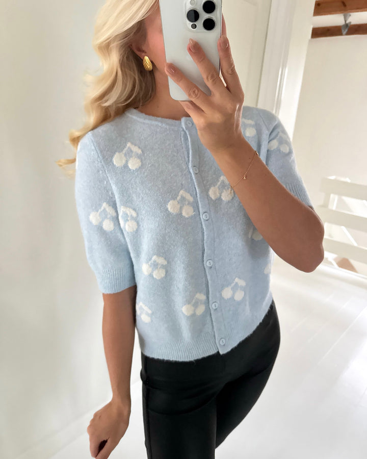 Vero Moda cardigan doffy intarsia 2/4 o-neck cashmere blue/w. white cherries