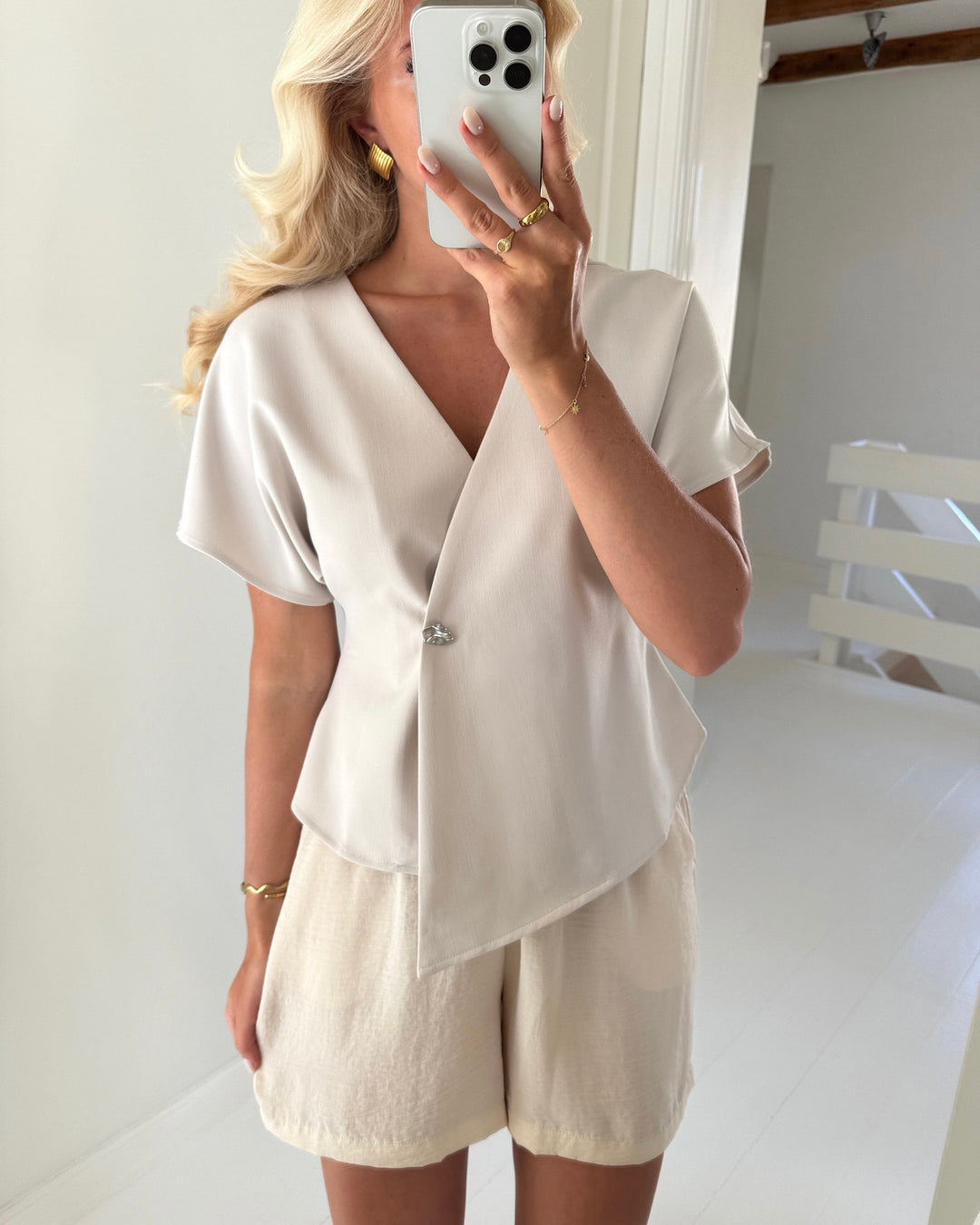 Vero Moda top sonja ss v-neck pumice stone silver button