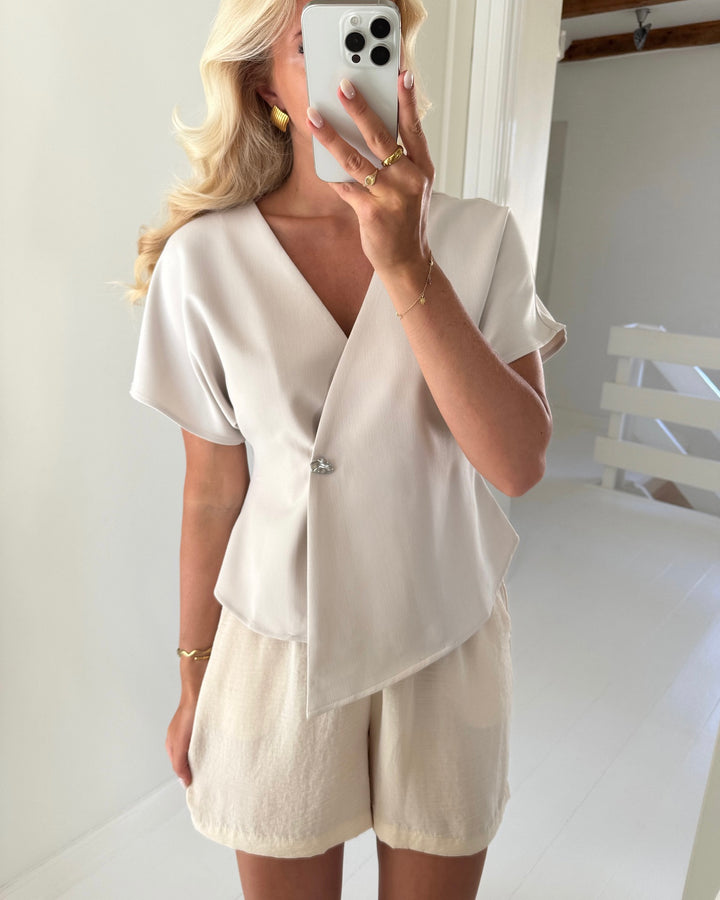 Vero Moda top sonja ss v-neck pumice stone silver button
