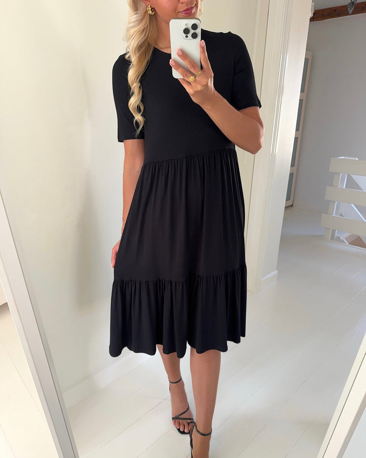 Vero Moda kjole mitsi 2/4 o-neck calf jrs black - FORUDBESTILLING LEV. UGE 35