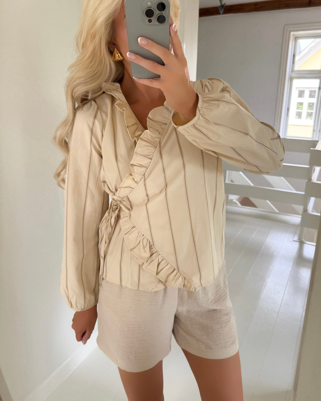 A-view bluse lizza off white/black stripe - FORUDBESTILLING LEV. UGE 34