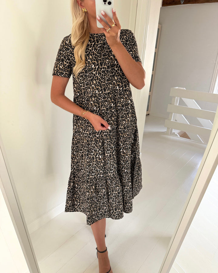 Vero Moda kjole paisley ss o-neck black/leo - FORUDBESTILLING LEV. UGE 37