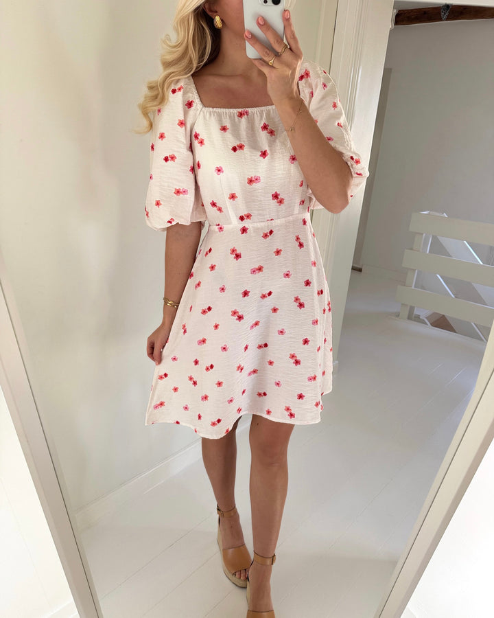 Vero Moda kjole odette 2/4 short cloud dancer/hibiscus