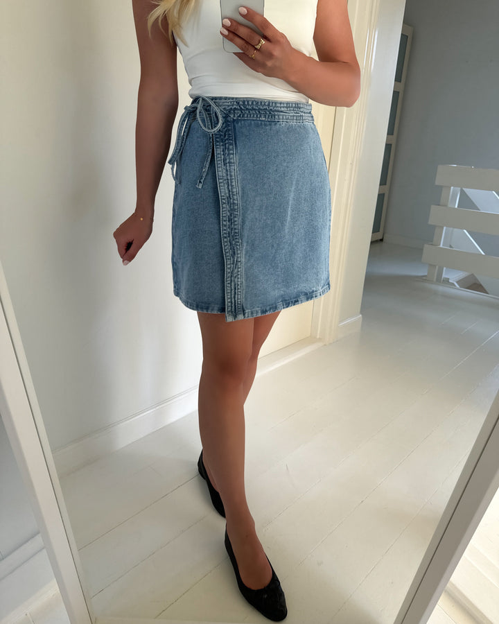 Vero Moda nederdel liza mr short denim wrap medium blue denim