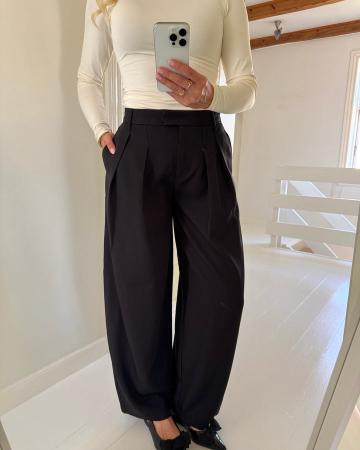 Pieces bukser olivia mw barrel black - FORUDBESTILLING LEV. UGE 39