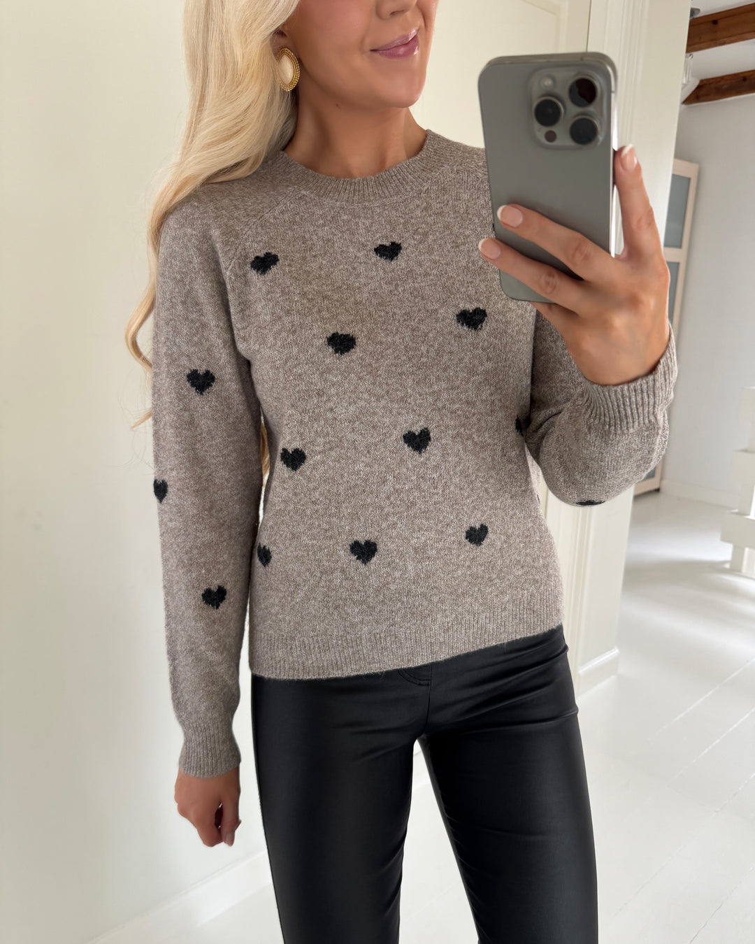 Vero Moda sweater doffy intarsia ls o-neck moon rock/black hearts