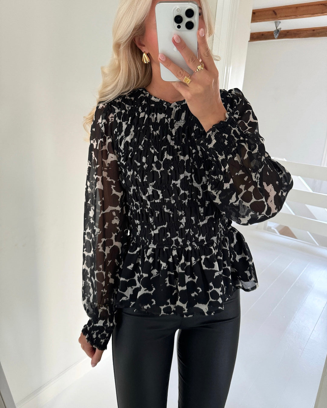Sister's Point bluse uda-ls1 black/cream - FORUDBESTILLING LEV. UGE 1