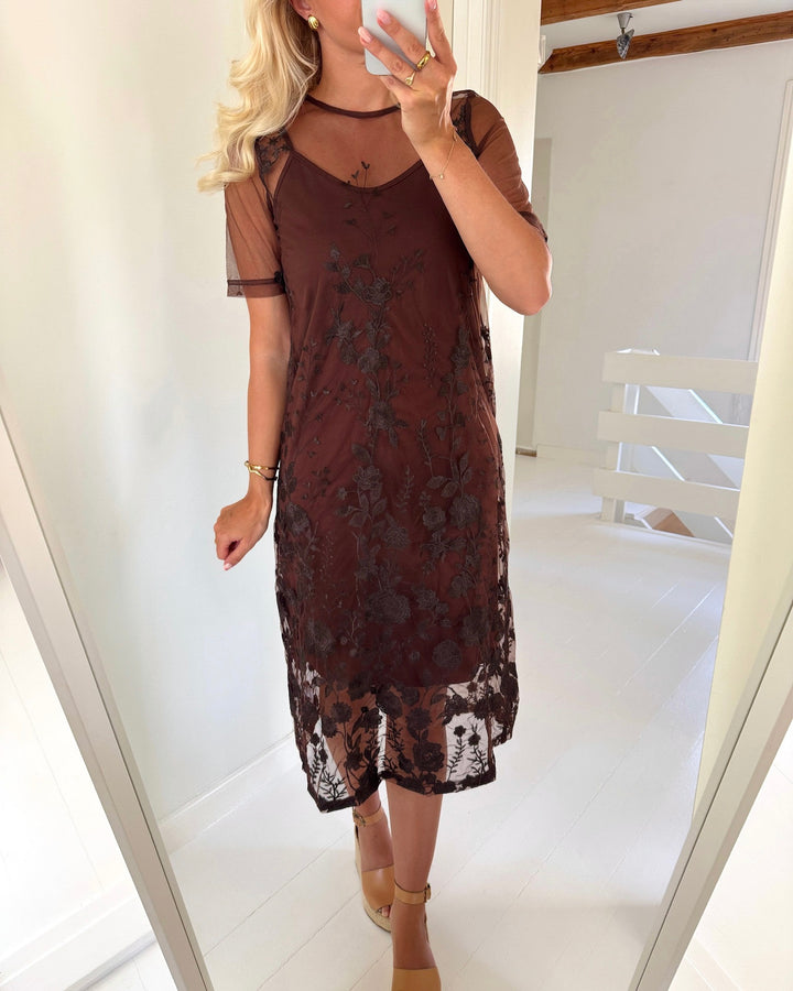 A-View kjole fuschia midi dark brown