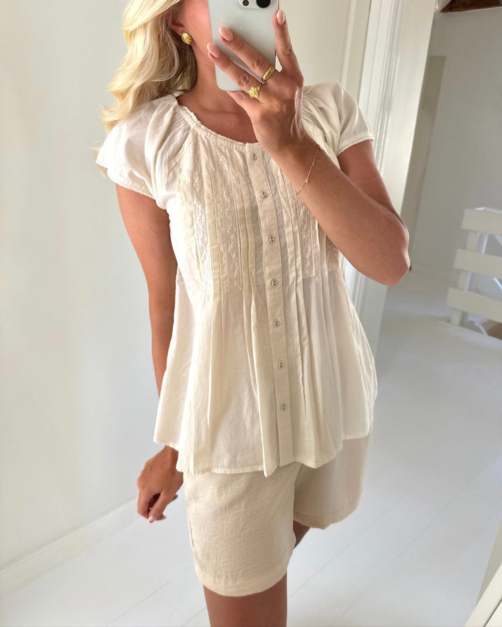 Sister's Point top isaba-sl cream