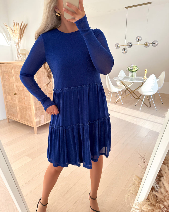 Moves kjole huma surf the web