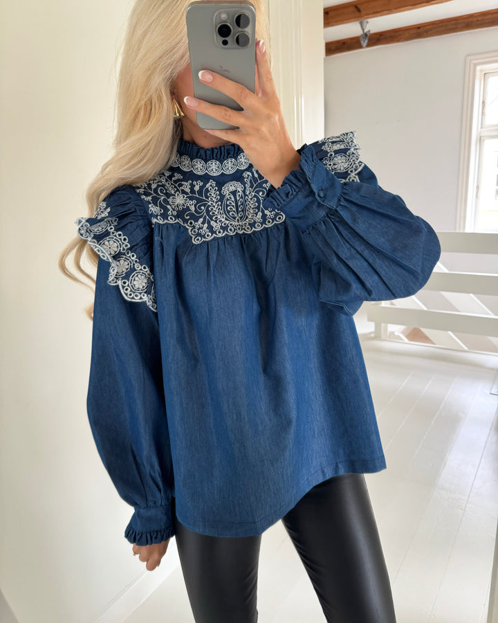 Love&Divine bluse love1294 denim/cream - FORUDBESTILLING LEV. UGE 34