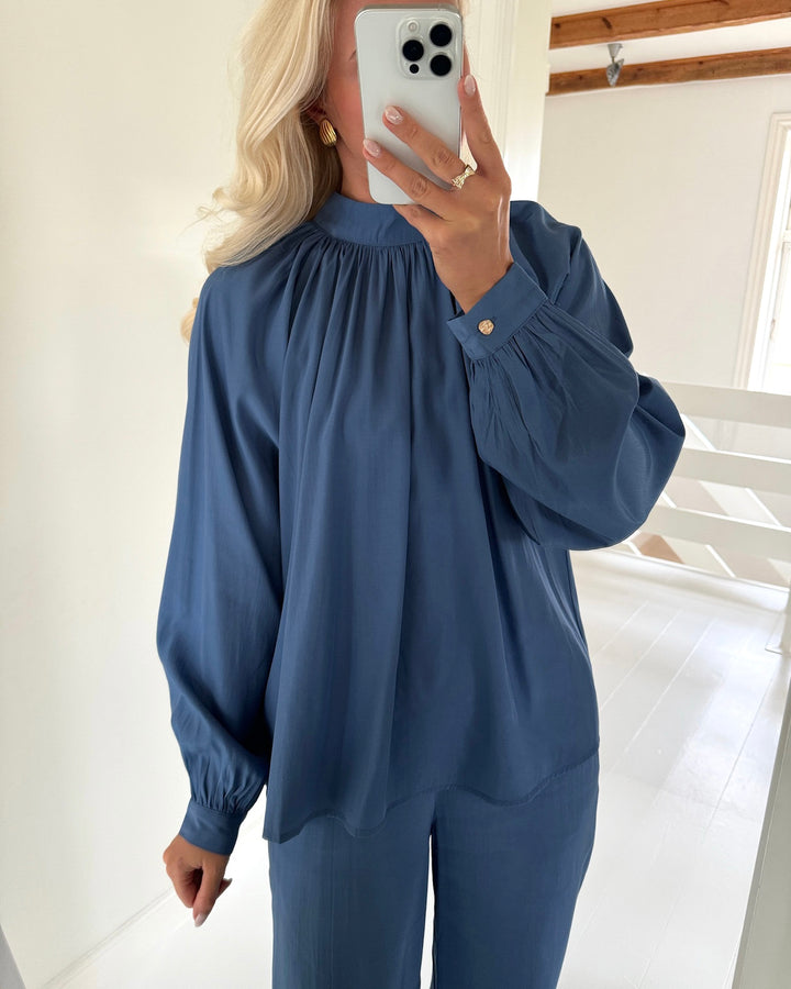 Love&Divine bluse love 1201 mid blue - FORUDBESTILLING LEV. UGE 48