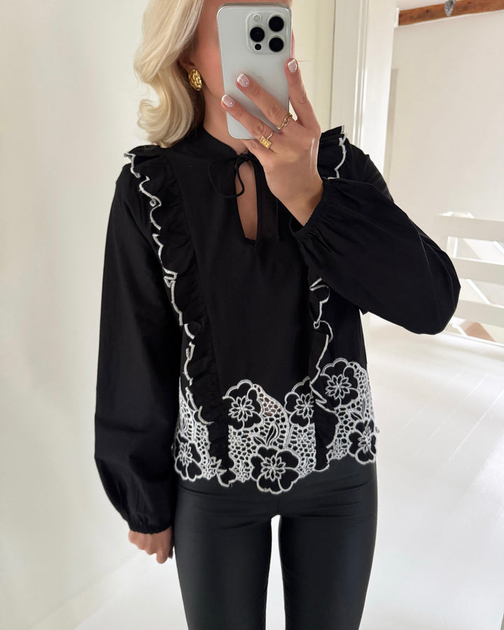 JDY bluse holly ls wvn black/white embroidery