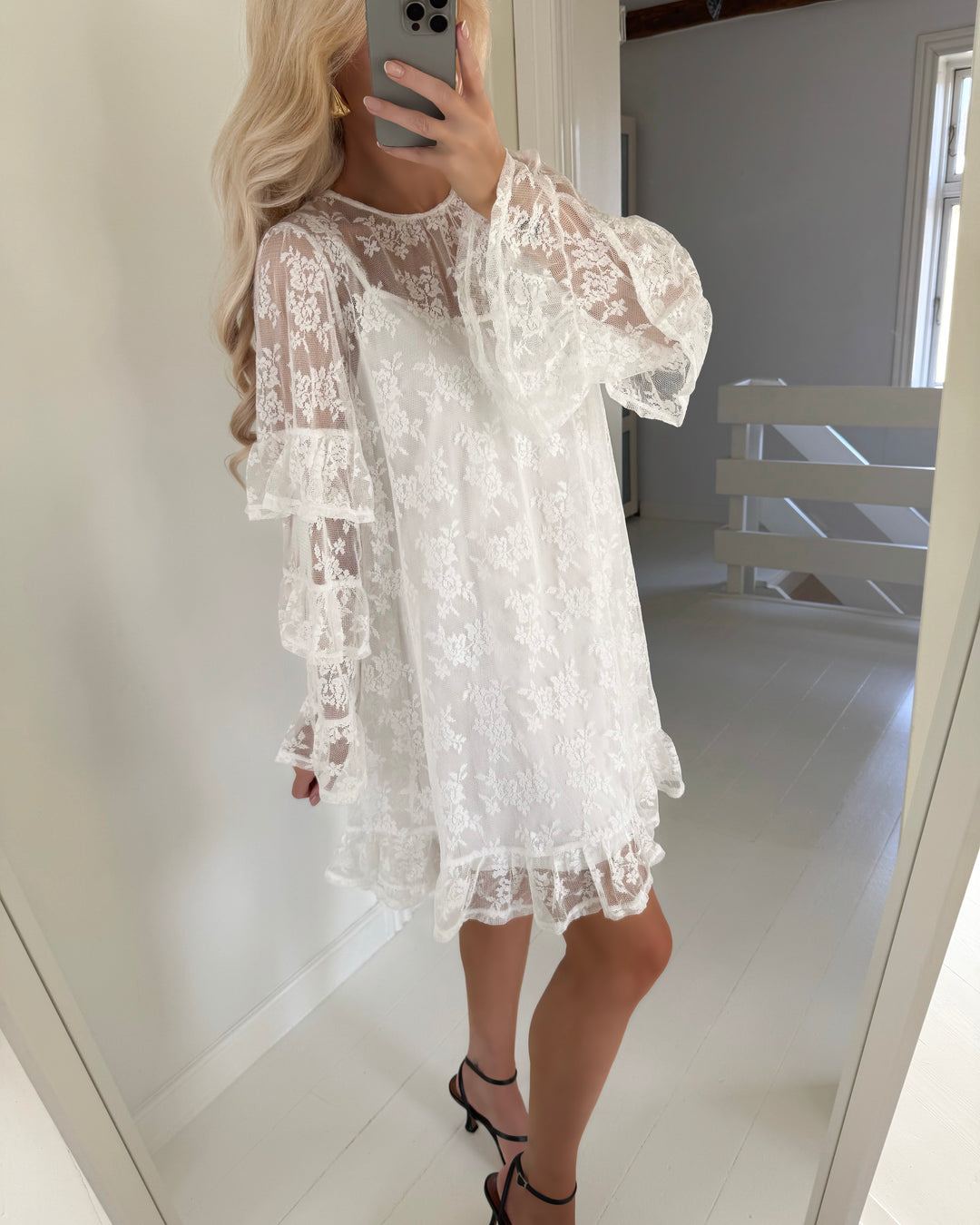 Vero Moda kjole celine l/s short lace jrs exp cloud dancer