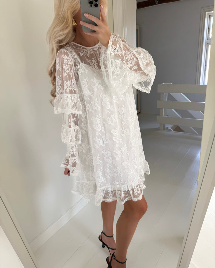 Vero Moda kjole celine l/s short lace jrs exp cloud dancer