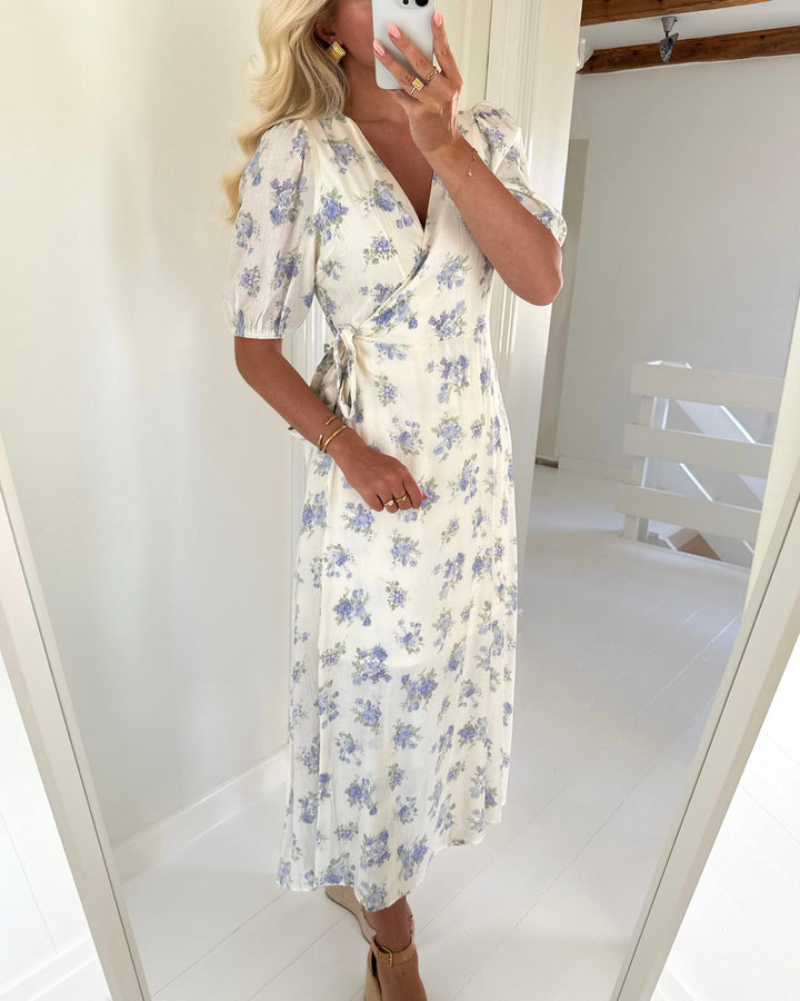 Vero Moda kjole bella 2/4 v-neck wrap 7/8 birch blue bella flower - FORUDBESTILLING LEV. UGE 19