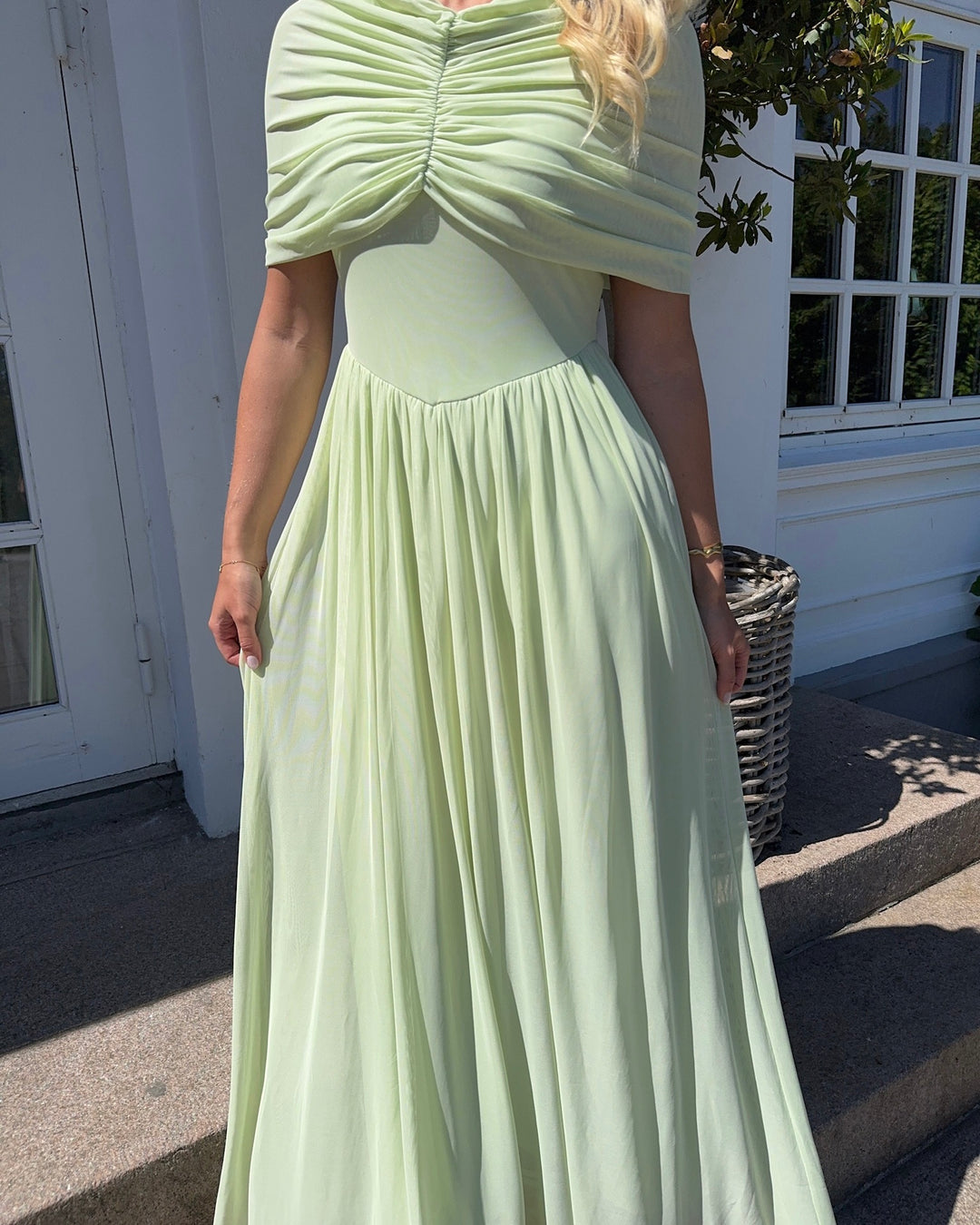 Vero Moda kjole rosetta cape detail maxi celadon green - FORUDBESTILLING LEV. UGE 23