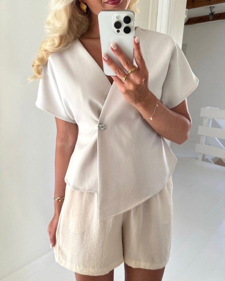 Vero Moda top sonja ss v-neck pumice stone silver button