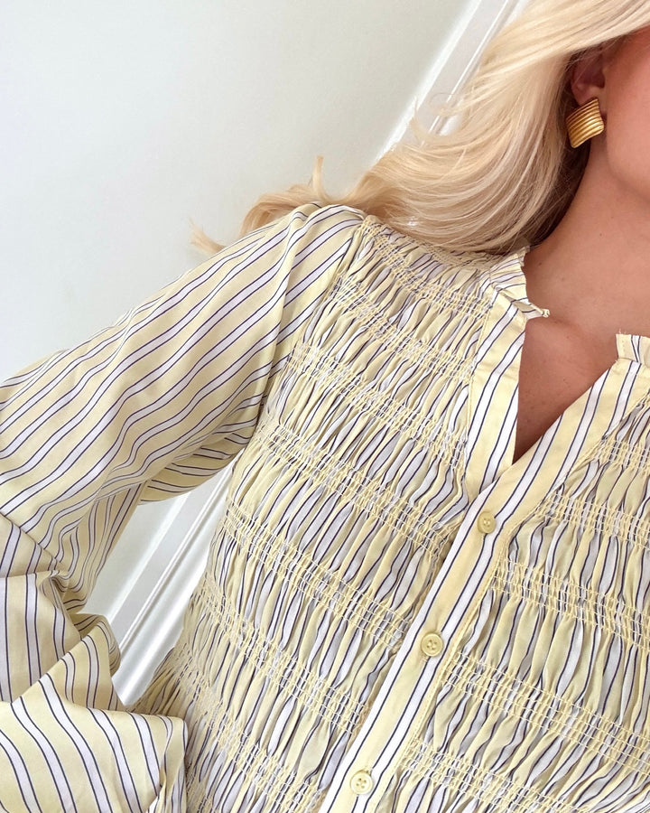 Vero Moda bluse emery ls v-neck smock pale banana navy blazer