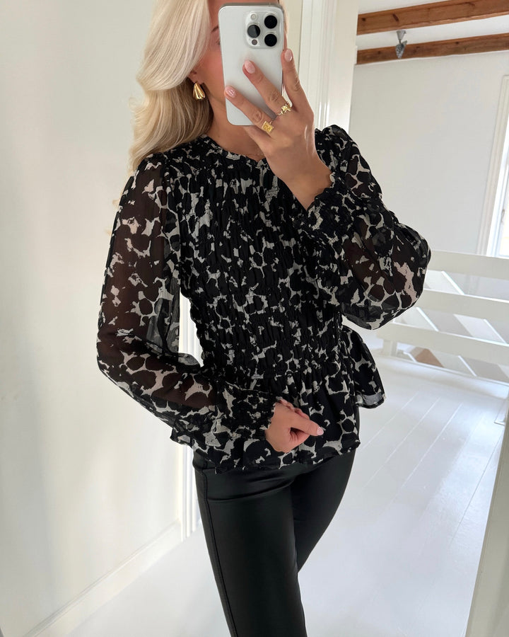 Sister's Point bluse uda-ls1 black/cream - FORUDBESTILLING LEV. UGE 1