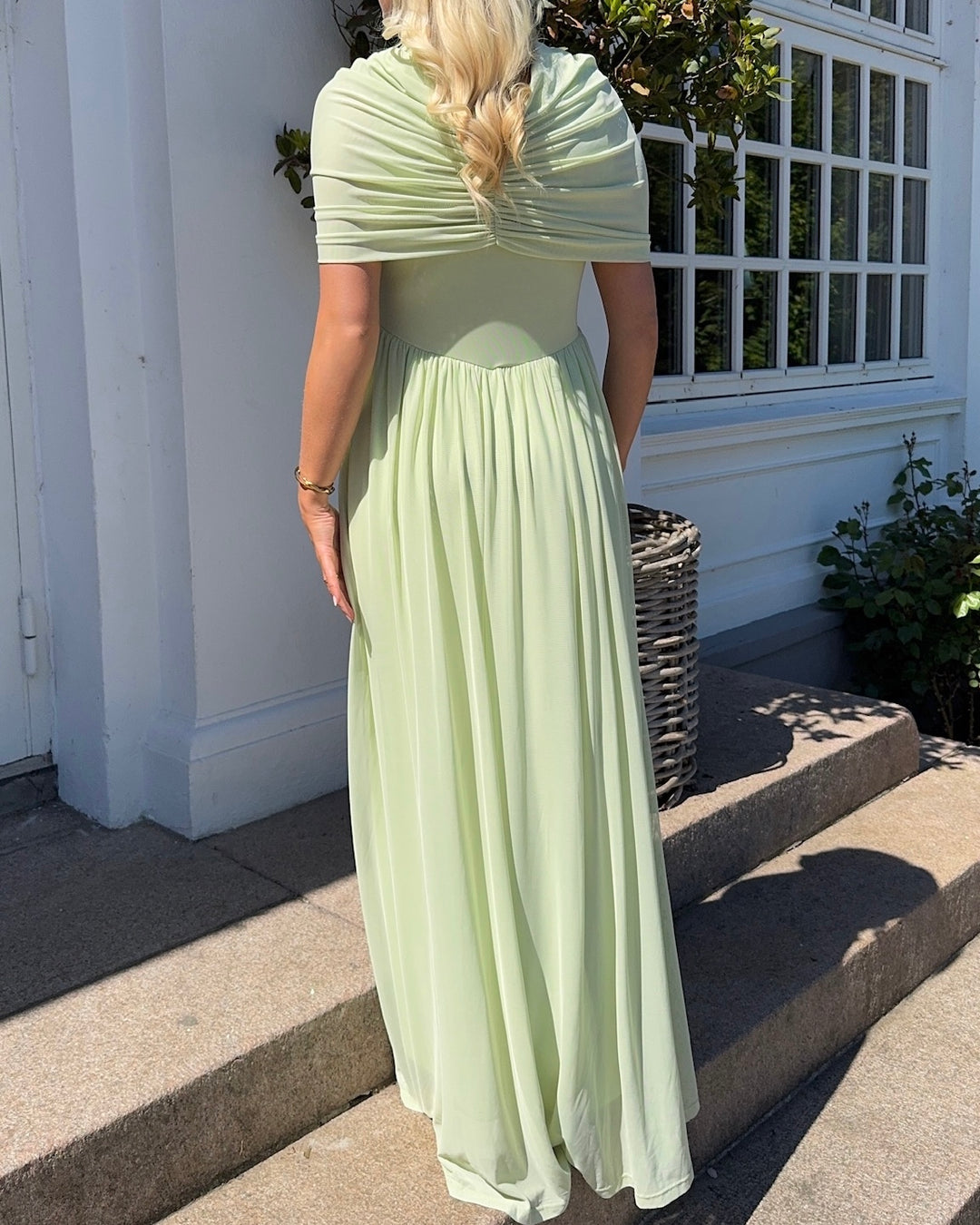 Vero Moda kjole rosetta cape detail maxi celadon green - FORUDBESTILLING LEV. UGE 23