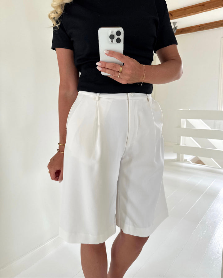 Aware by Vero Moda shorts hw knee sugar swizzle