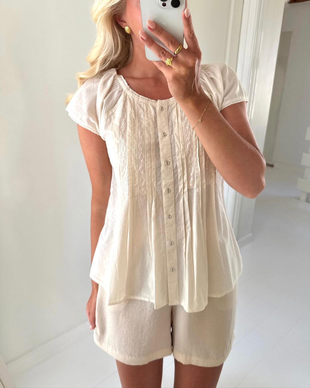Sister's Point top isaba-sl cream