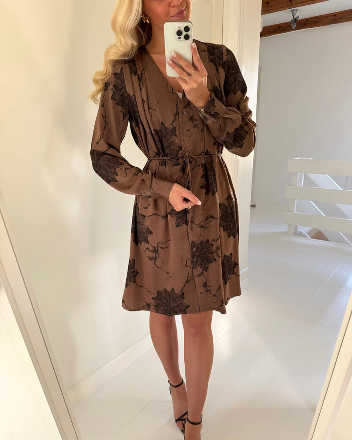 Sister's Point kjole esava brown flower - FORUDBESTILLING LEV. UGE 5