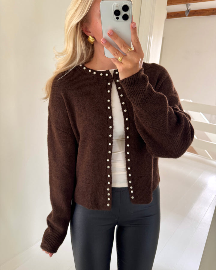 JDY cardigan emmali ls pearl knt coffee bean w. white pearls