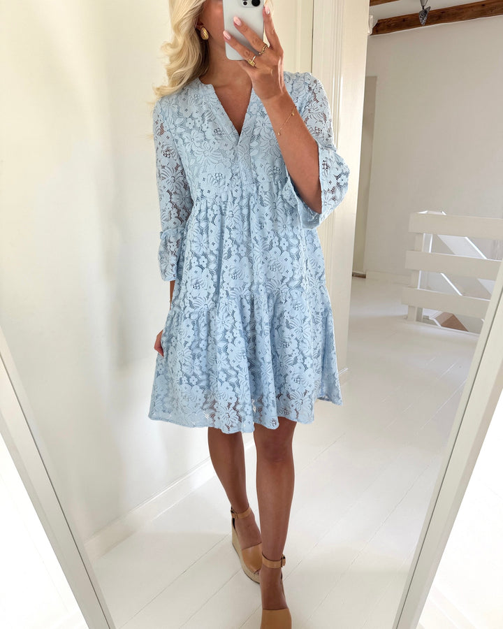 Vero Moda kjole honey lace 3/4 v-neck cashmere blue/flower lace