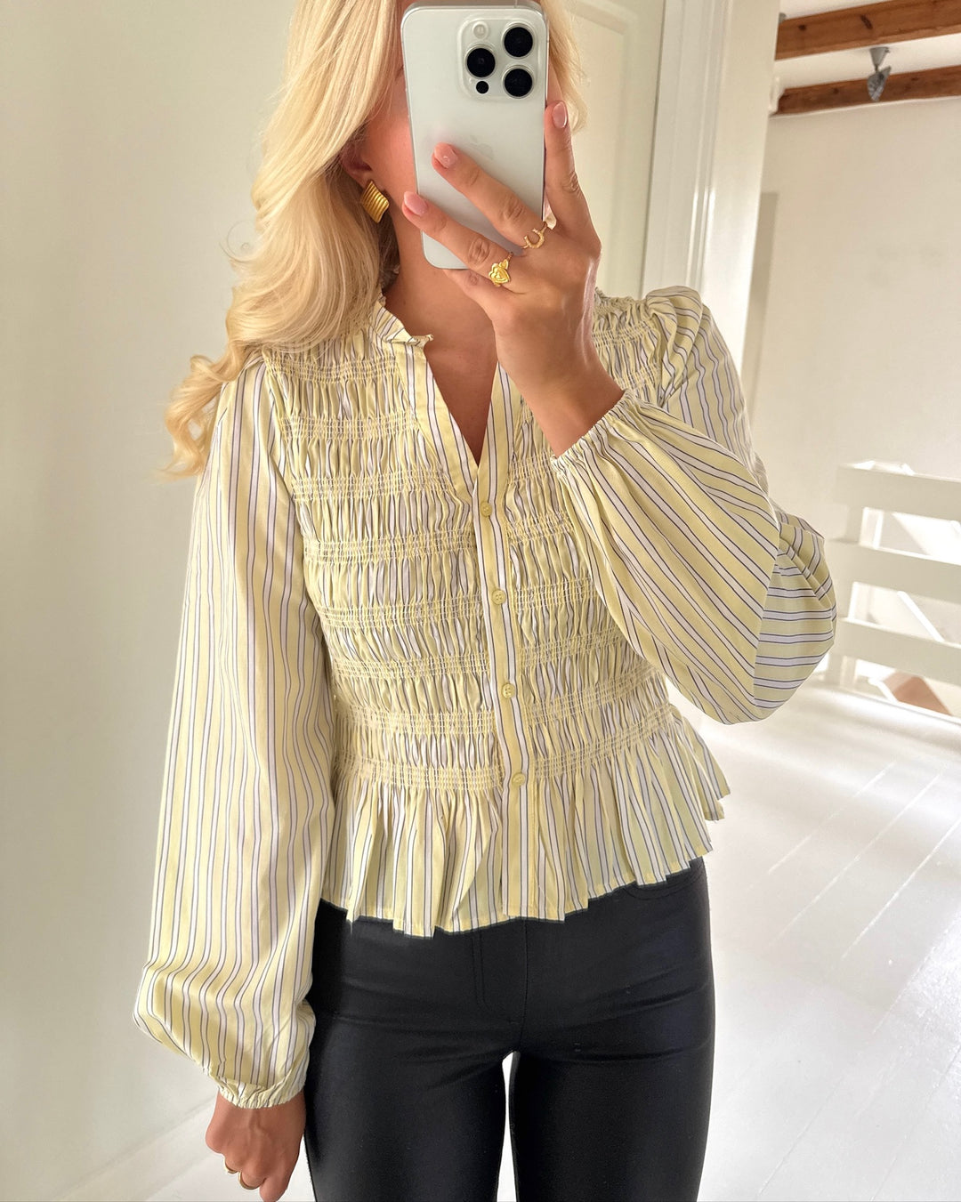 Vero Moda bluse emery ls v-neck smock pale banana navy blazer