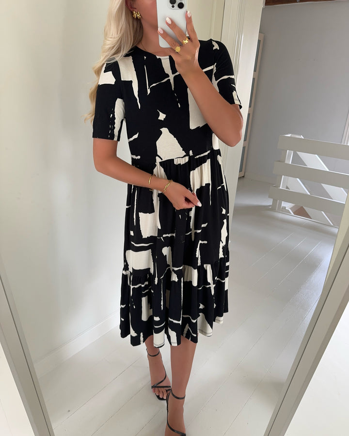 Vero Moda kjole mitsi 2/4 o-neck calf jrs black/white abstract print
