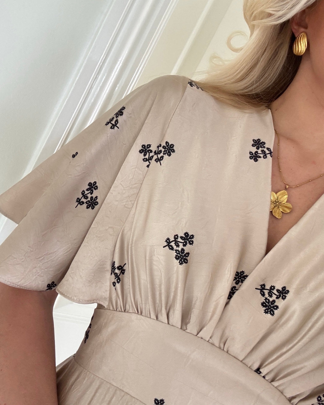 Sister's Point kjole gisela-dr24 champagne/black flower