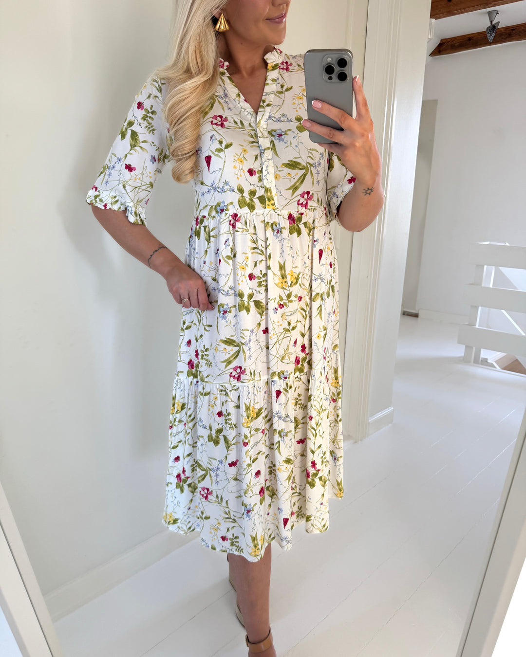 Vero Moda kjole easy joy 2/4 frill calf snow white phoebe pink