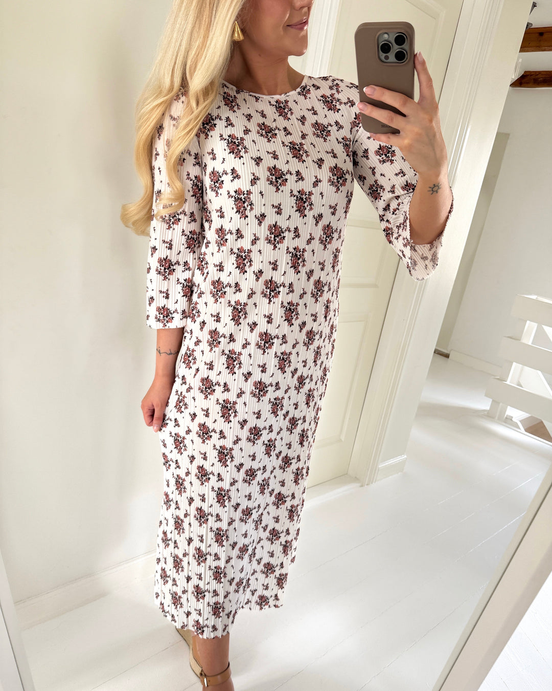 Vero Moda kjole kendal calf plisse snow white/flower aop