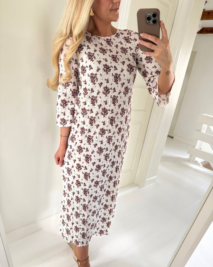 Vero Moda kjole kendal calf plisse snow white/flower aop