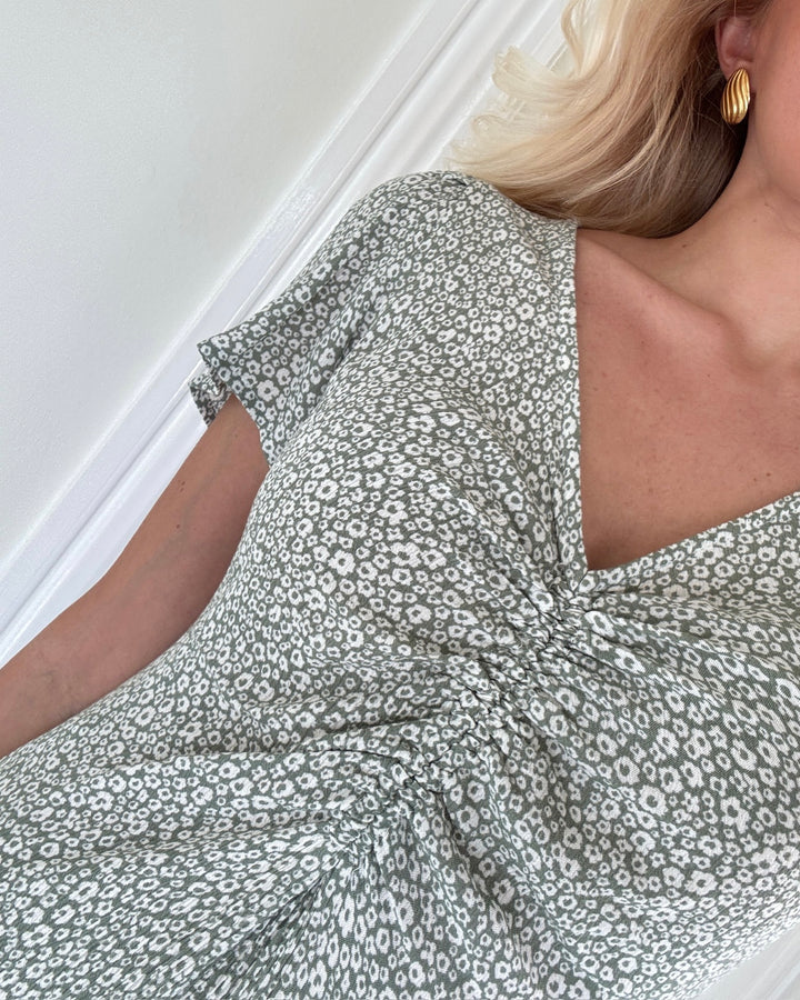 Only kjole ancona ss v-neck lily pad/w. cloud dancer