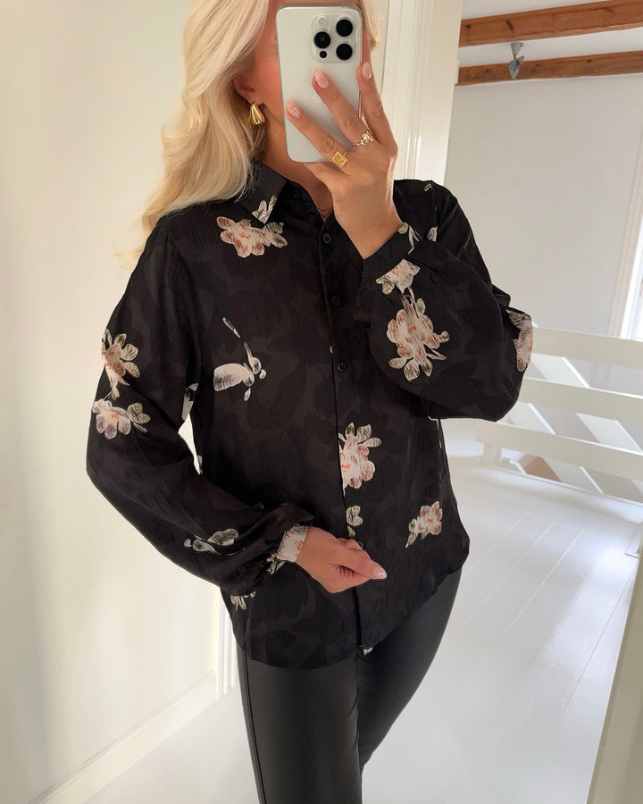 Sister's Point skjorte gada-sh53 black/flower - FORUDBESTILLING LEV. UGE 1