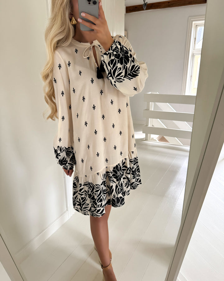 JDY kjole maggie life 3/4 wvn sandshell/black ethn