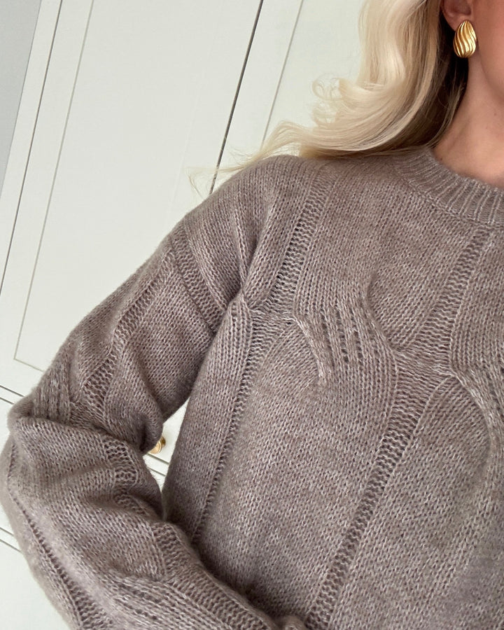 Pieces kjole jenna ls cable knit midi greige - FORUDBESTILLING LEV. UGE 6