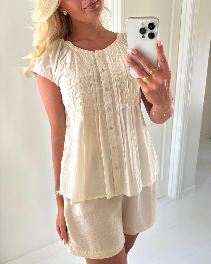 Sister's Point top isaba-sl cream