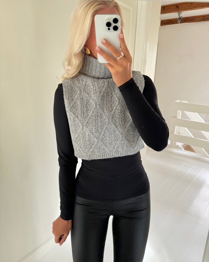 Vero Moda halsklæde sandy cable bibneck light grey melange